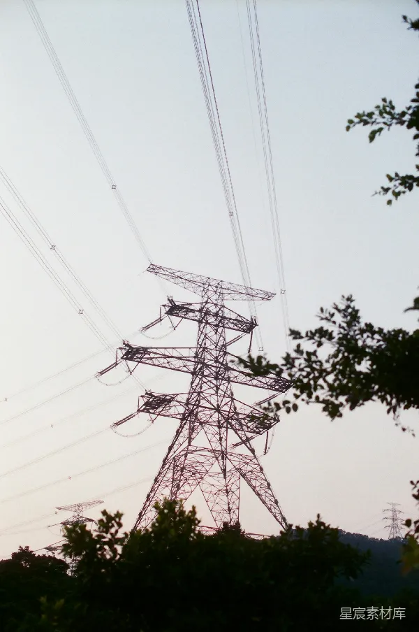 高清摄影 夕阳下的电力塔