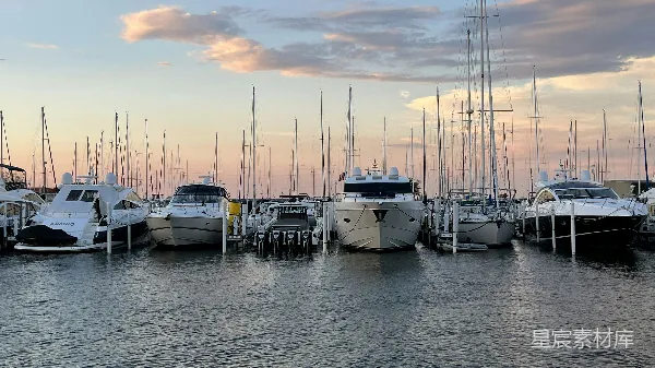 高清摄影 夕阳下的游艇码头