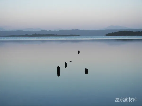 高清摄影 静谧湖面与远处山脉的宁静景色