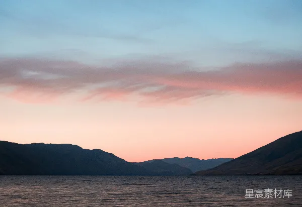 高清摄影 日落时分的山脉与湖景