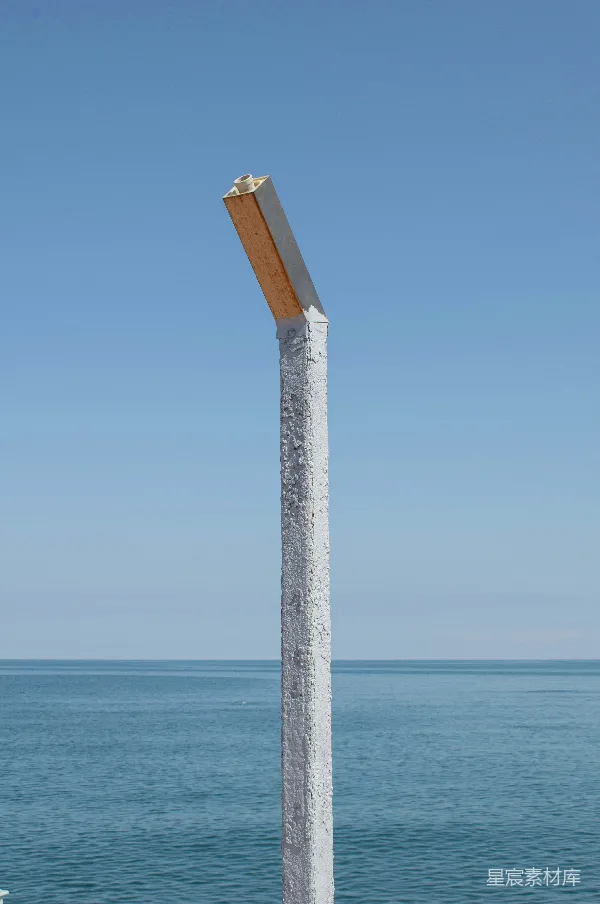 高清摄影 海边的白色灯柱