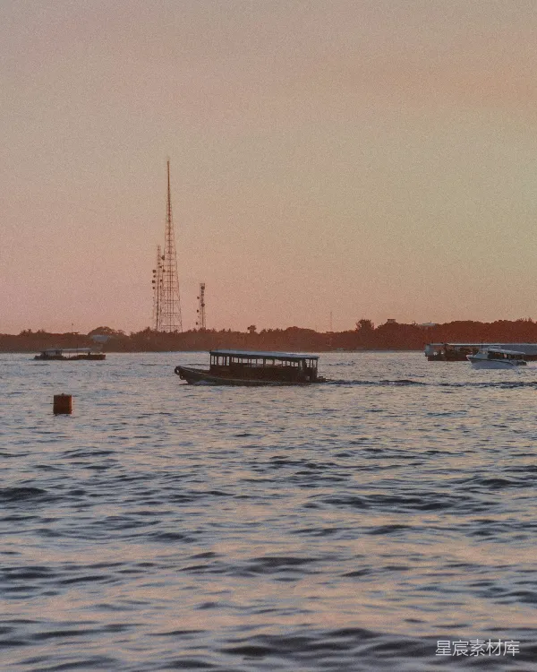 高清摄影 夕阳下的河流与船只