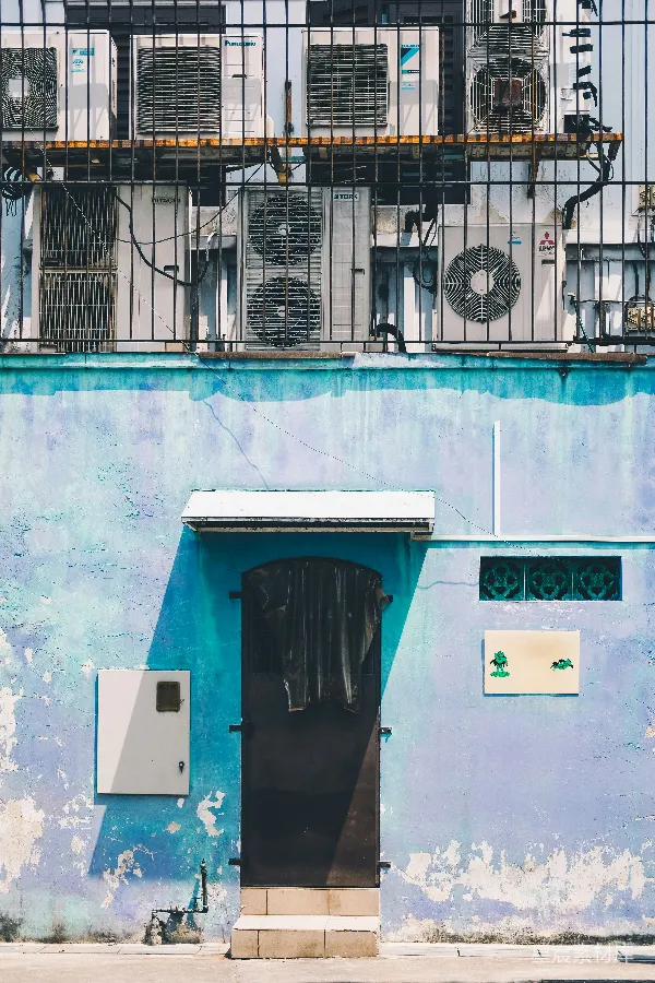高清摄影 被空调包围的蓝色建筑