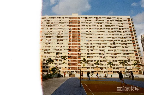 高清摄影 社区篮球场与高楼