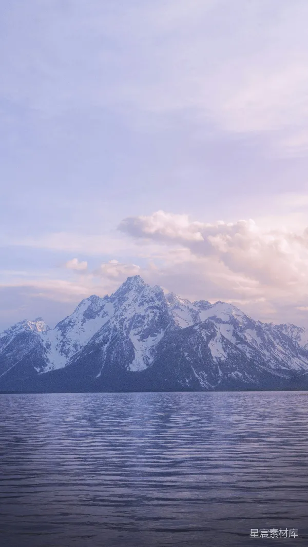 高清摄影 雪山湖畔的宁静时刻
