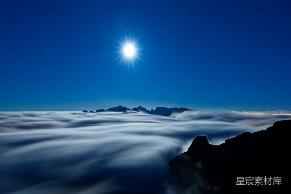 高清摄影 月光下的云海与山峰