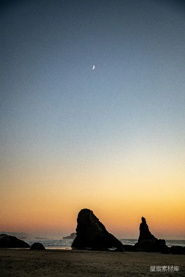 高清摄影 黄昏时分的海岸与新月