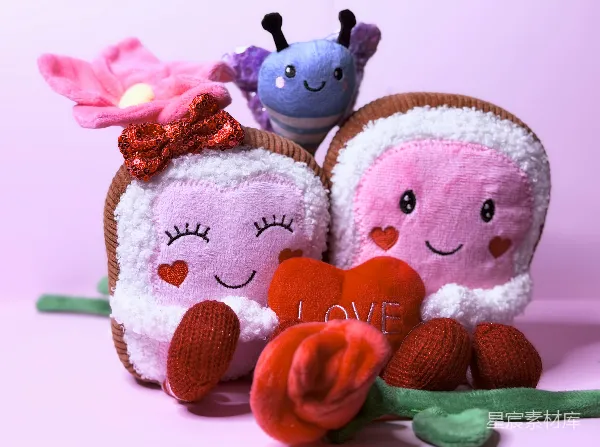 高清摄影 粉色蝴蝶与LOVE心形玩偶