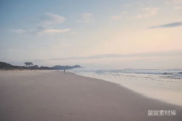 高清摄影 黄昏时分的海滩散步