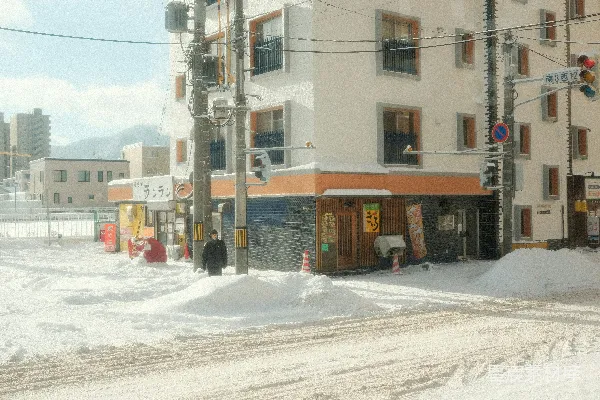 高清摄影 冬日雪景中的城市街道