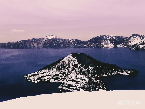 高清摄影 火山湖的宁静晨景