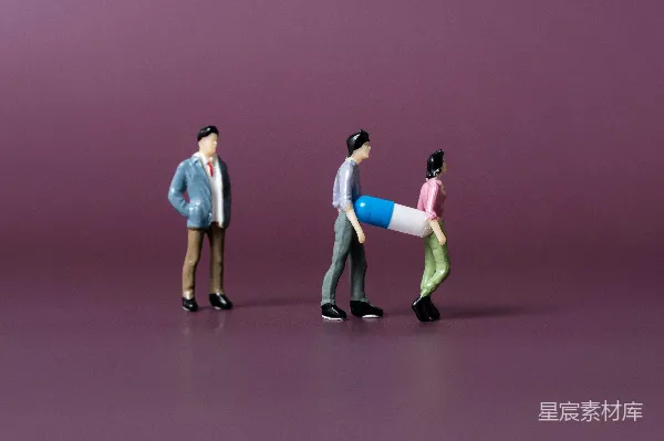 高清摄影 迷你人偶与药丸