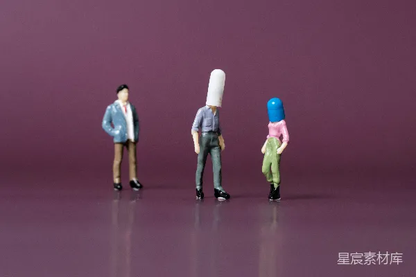 高清摄影 创意人物：胶囊头与普通人的对比