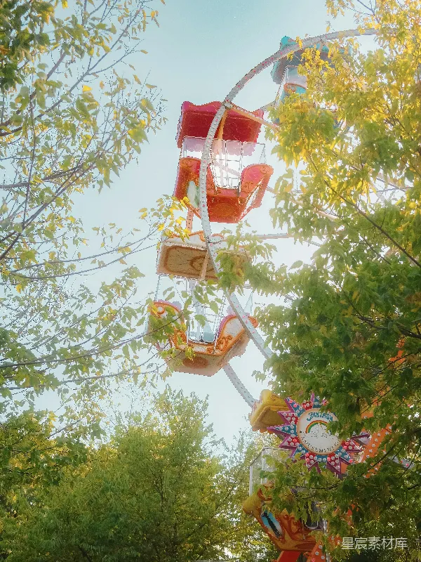 高清摄影 秋日游乐场的梦幻旋转