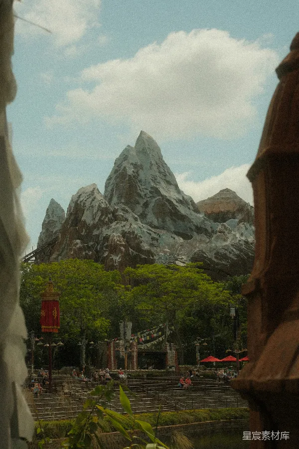 高清摄影 梦幻山峰下的户外剧场