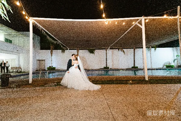 高清摄影 夜晚泳池边的婚礼瞬间