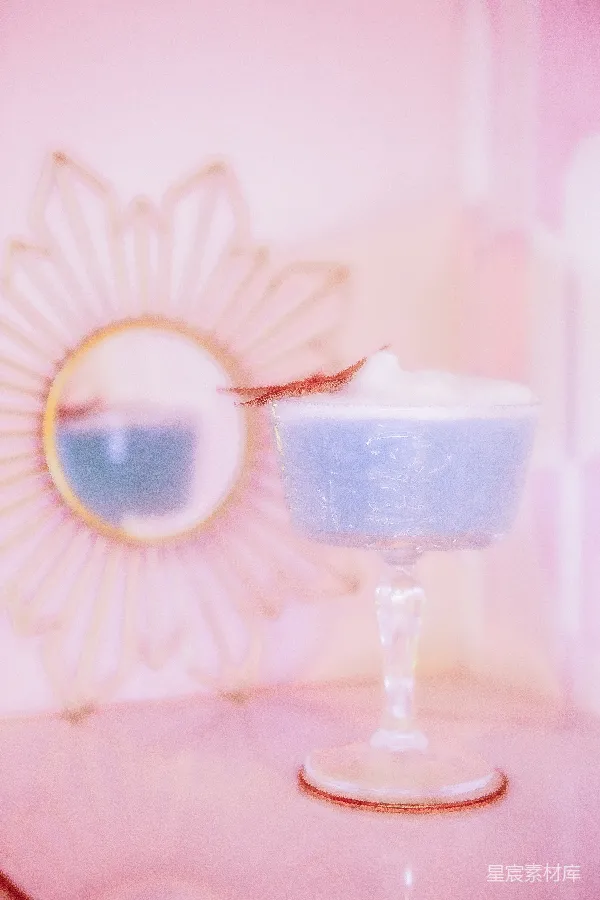 高清摄影 梦幻粉色桌布上的复古玻璃杯