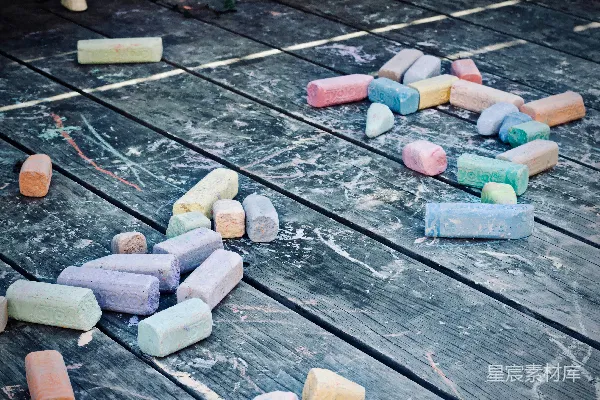 高清摄影 彩色粉笔与旧木板