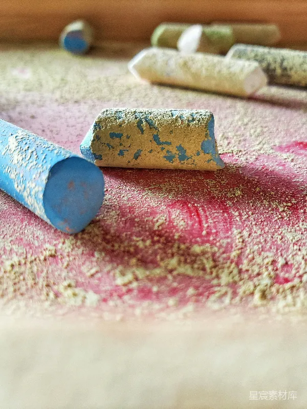 高清摄影 彩色粉笔与粉笔灰