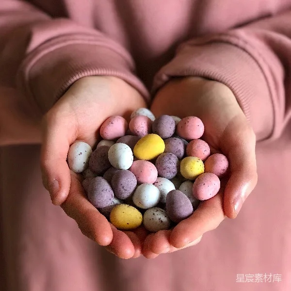 高清摄影 双手捧着彩色巧克力蛋