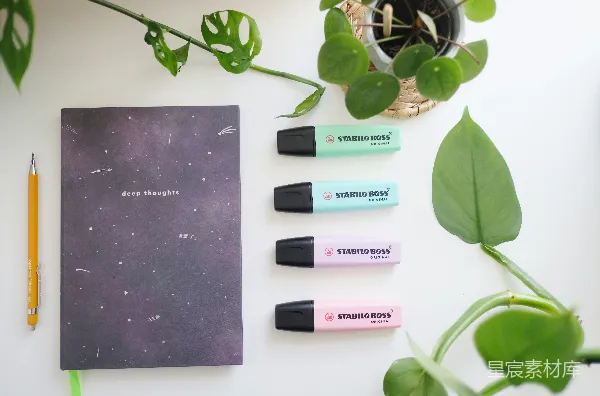 高清摄影 梦幻星空笔记本与荧光笔