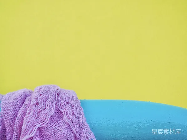高清摄影 紫色针织与蓝色背景的艺术组合