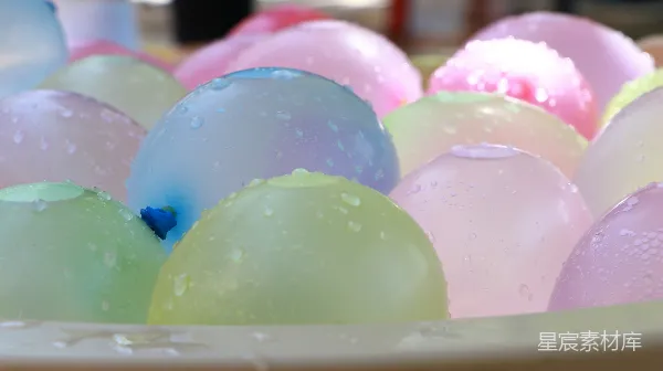 高清摄影 雨后彩色水球