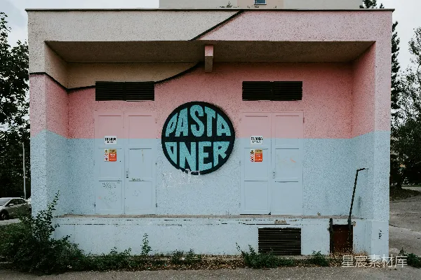 高清摄影 粉白建筑上的Pasta Jner涂鸦