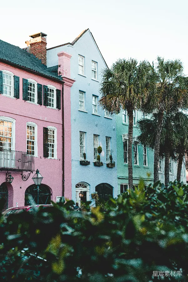 高清摄影 粉蓝绿三色建筑的悠闲街景