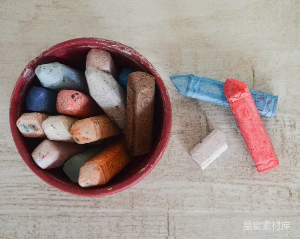 高清摄影 彩色粉笔与红色陶瓷碗