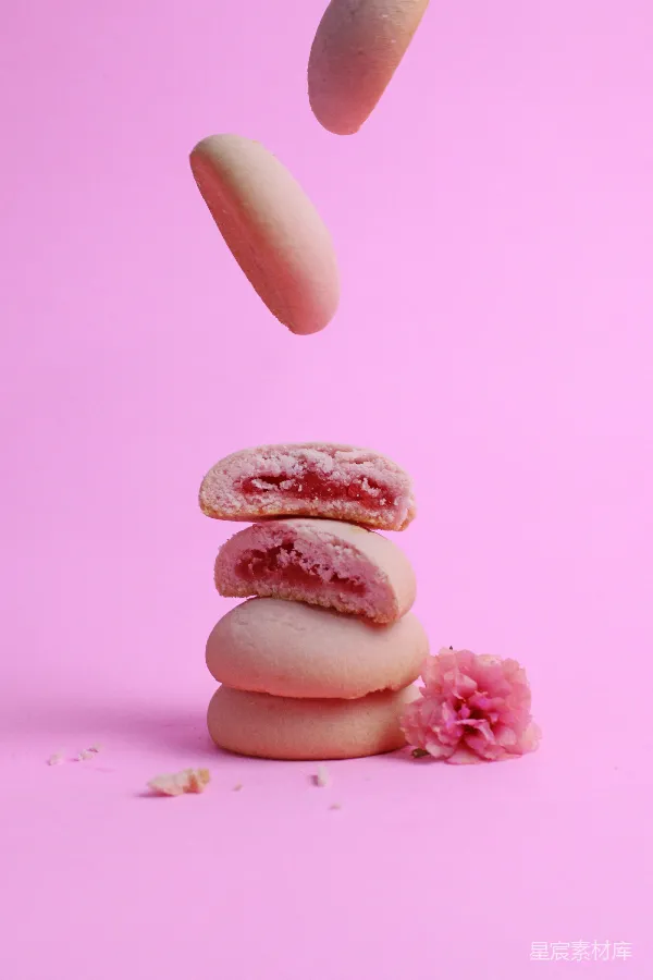 高清摄影 粉色糖霜饼干的甜蜜舞动