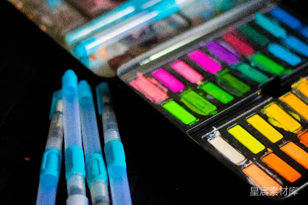 高清摄影 多彩颜料与荧光笔的艺术创作工具