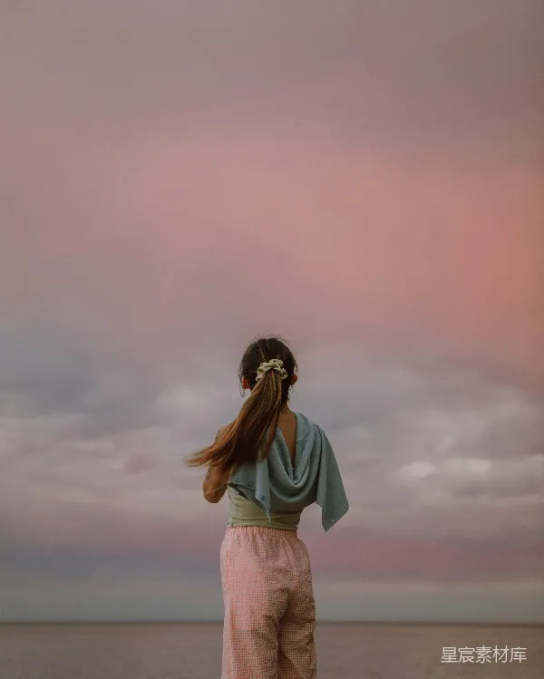 高清摄影 夕阳下的女孩