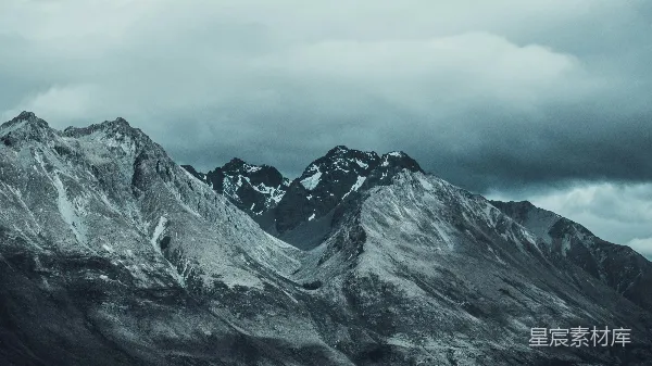 高清摄影 雪山下的阴云