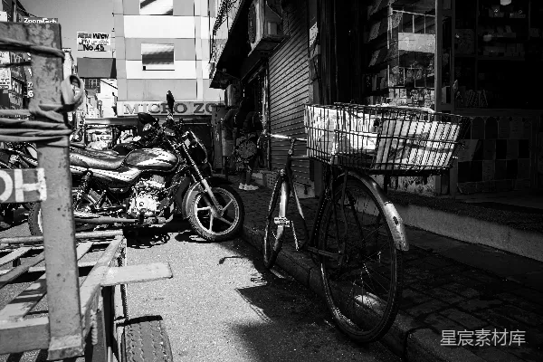 高清摄影 市井角落的自行车与摩托车