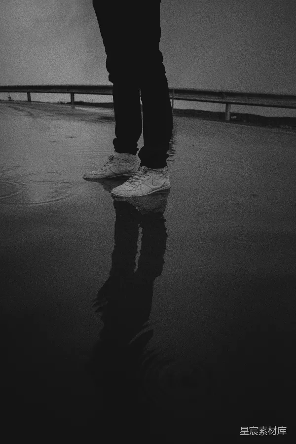 高清摄影 雨中行走的倒影