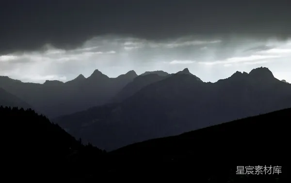 高清摄影 山峦中的雨幕