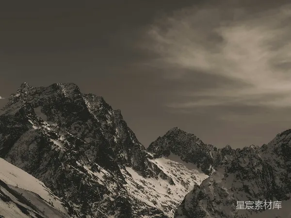 高清摄影 雪山峻岭下的宁静