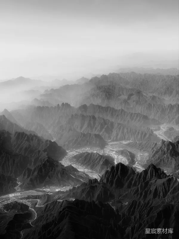 高清摄影 山峦叠翠，雾气缭绕的自然景观