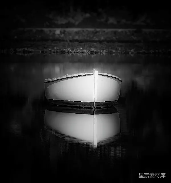 高清摄影 静谧湖上的一艘小船