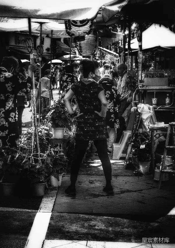 高清摄影 街头市集中的背影