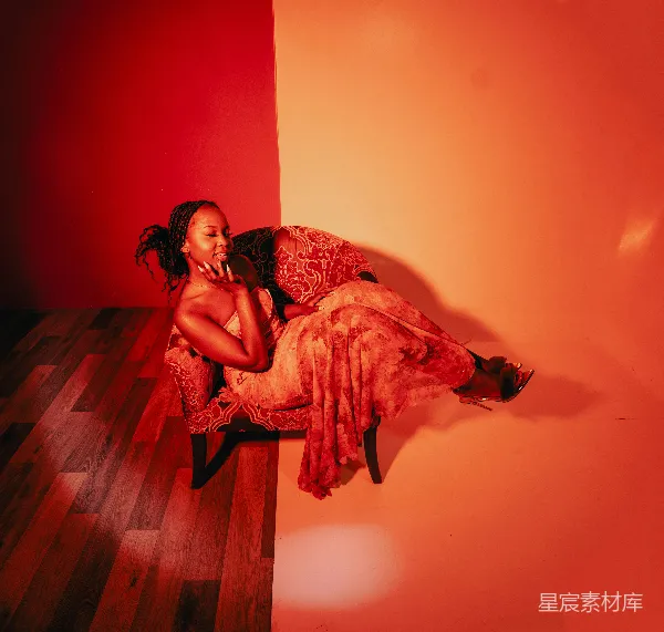 高清摄影 红调光影中的优雅时刻