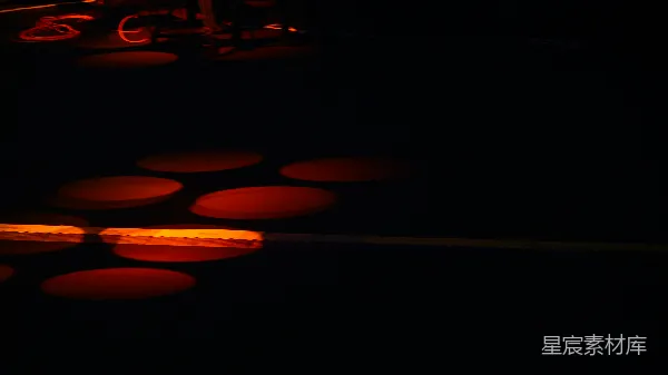 高清摄影 夜色中的红色足迹