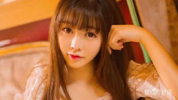 高清摄影 甜美少女：温馨室内写真