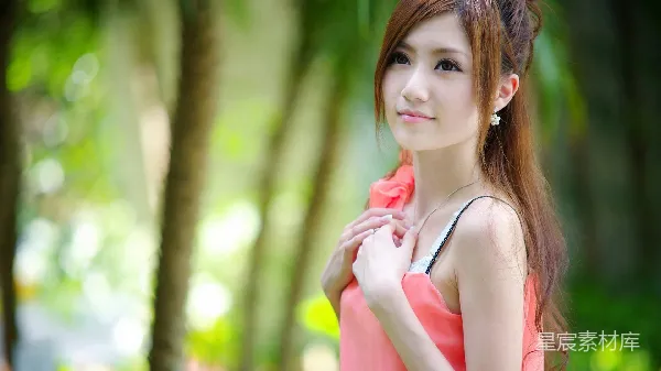 高清摄影 森林中的美丽女孩