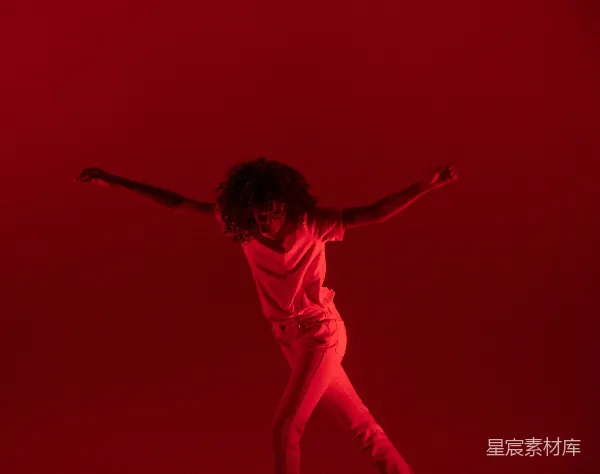 高清摄影 红色背景下自由舞动的瞬间