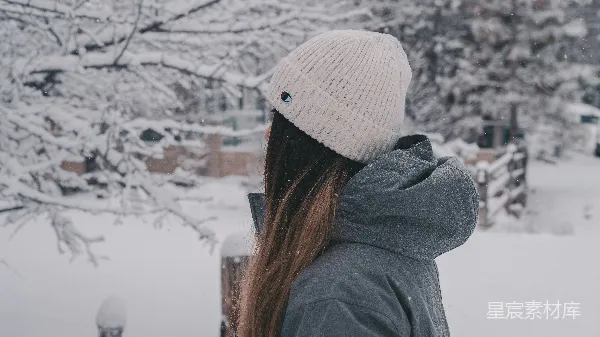 高清摄影 冬日雪景中的温暖背影
