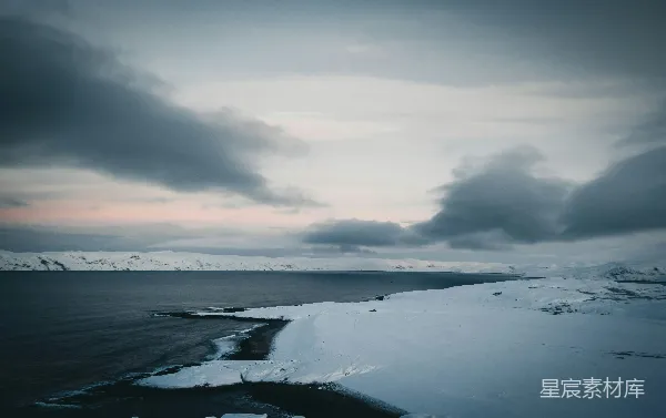 高清摄影 极地风光：雪白海岸与阴云密布的天空
