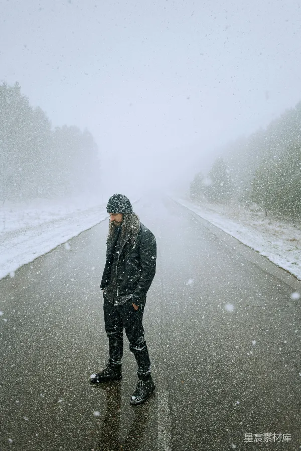 高清摄影 雪中孤独行者
