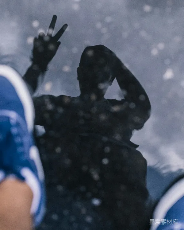 高清摄影 雨中剪影：青春与自由的瞬间